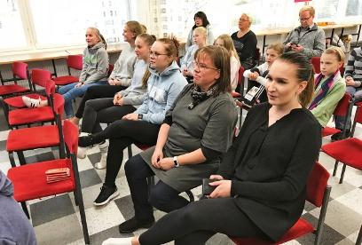 KUOPIO KYYKKÄÄ KAVERIEN KANSSA HARRI PEIPONEN Maaninkajärven koulun ortodoksioppilaat pääsivät kokeilemaan vanhan karjalaisen kyykkäpelin hienouksia.