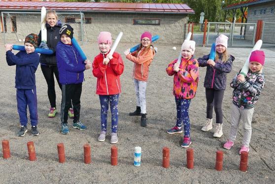 Kyykässä yhdistyvät tekniikka ja voima, tosin lapsille oli varattu pienemmät heittovälineet, ja vajavaisen tekniikan korvasi kova into.