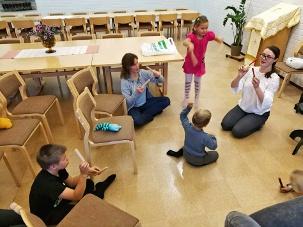 Alussa yhteinen musiikkihetki, jonka jälkeen vapaata puuhastelua ja jutustelua kahvikupin äärellä. Kerhoa ohjaa kanttori Maria Mentu. Vuoden viimeinen kokoontuminen to 13.12.