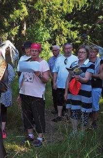IISALMI /JYVÄSKYLÄ KS piispa Arseni ja isä Otto toimittavat kiitosakatistoksen Lapinlahdelta Alapitkälle kulkeneen ristisaaton aikana. Ristisaaton kokonaismatkan, n.