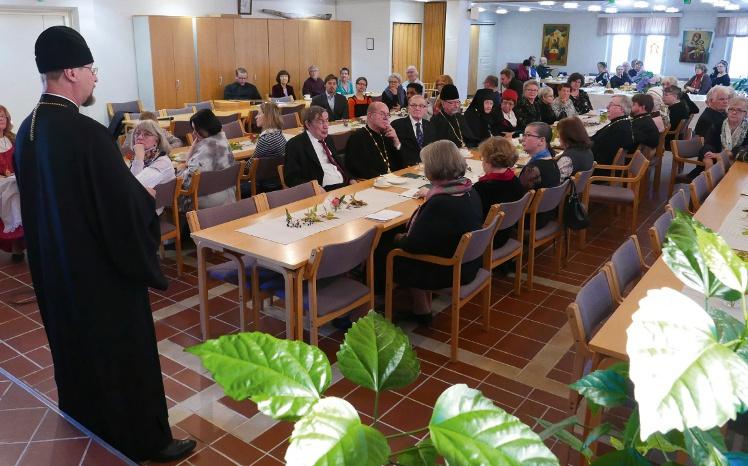 KUOPIO KUOPION TIISTAISEURALLA LÄMMINHENKINEN 80-VUOTISJUHLA HARRI PEIPONEN HARRI PEIPONEN Tiistaiseuran juhlayleisöä, puhumassa KS piispa Arseni. Juhlassa muistetut Anja Janhunen (oik.