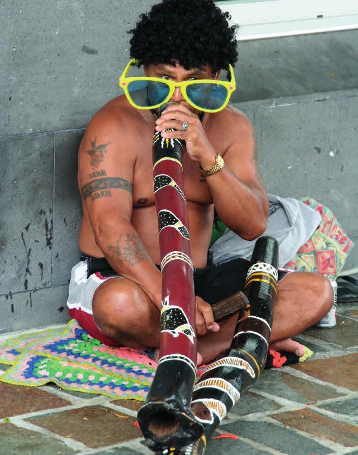 Abo soittaa didgeridoota,