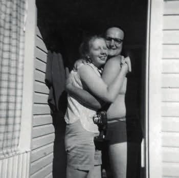 Ritva ja Bill. Bill Kuopion talon portailla. tulisikaan enää kotiin. Me halusimme Ritvan kanssa kuitenkin vakiinnuttaa suhteemme, joten menimme kihloihin keväällä 1960.