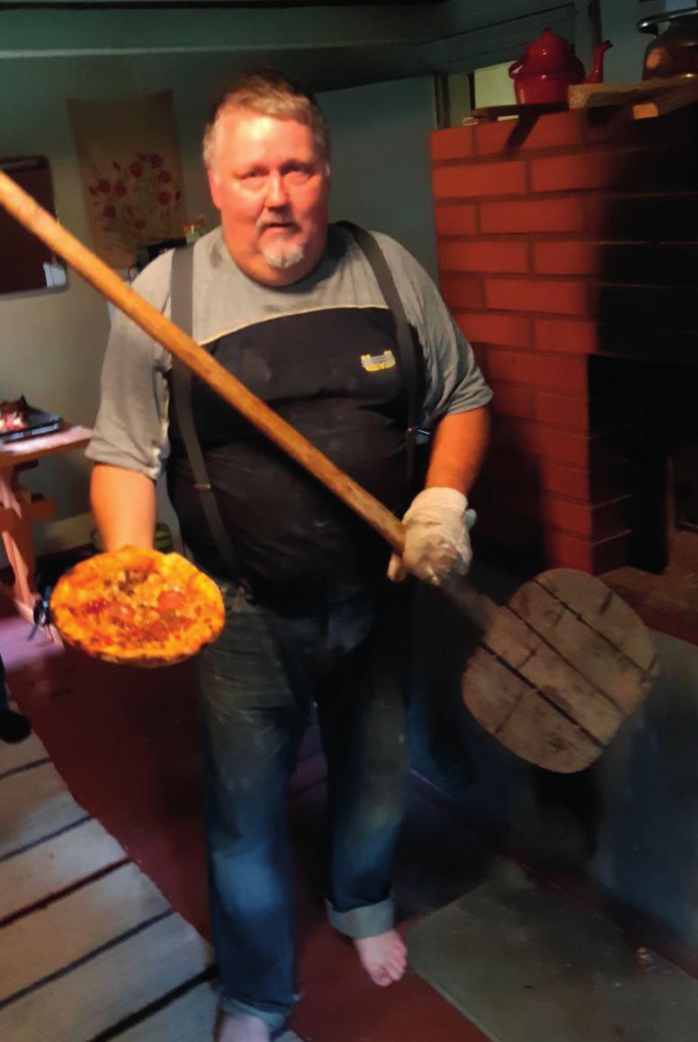 Kyseessä oli perinteinen pizzailta, joka keräsi jo hyvissä ajoin laiturit täyteen tuttuja veneitä. Saimmepa nauttia kahden laivankin, Hansin ja Arnon näyttävästä rantautumisesta.