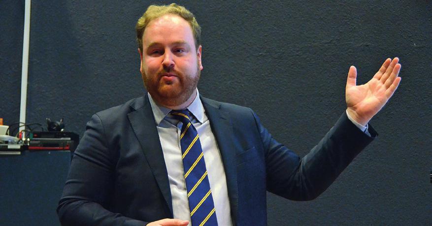 Erik Adell Hellström kertoo vähemmistölain lakiehdotuksesta, joka on jätettävä eduskunnalle viimeistään 20. maaliskuuta. Kuva: Martin von Pfaler.
