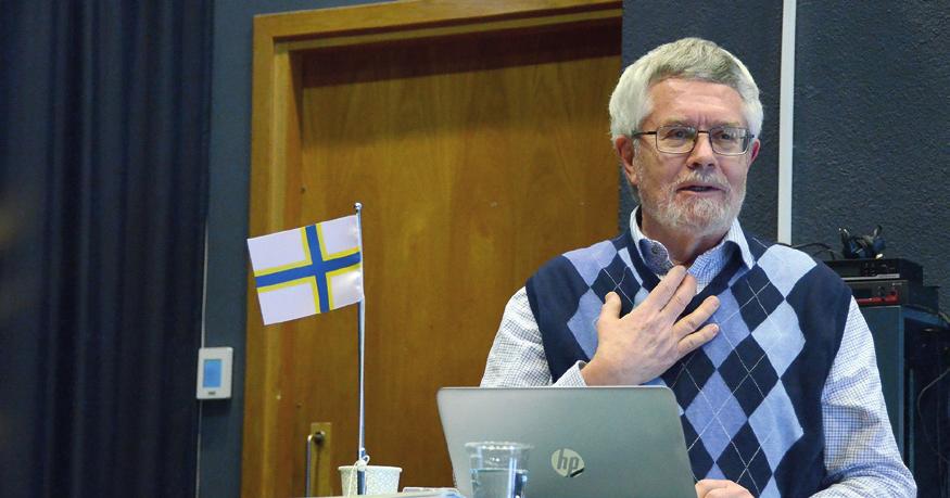 Lennart Rohdin kertoo selvityksessä esitetyistä ehdotuksista. Kuva: Martin von Pfaler. kan asettamien vaatimusten seuraamisessa.