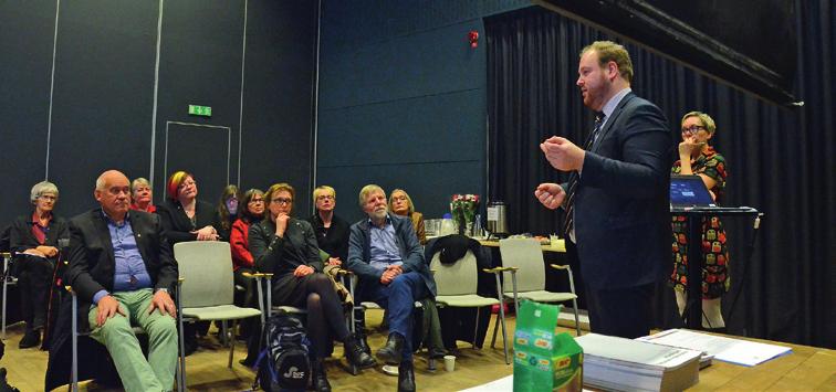 PÅ SVENSKA Erik Adell Hellström svarar på frågor under frågestunden efter seminariet.