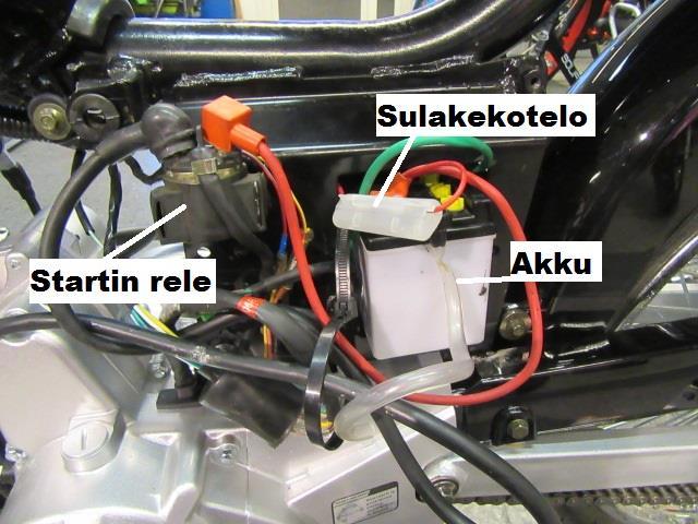 Sähkölaitteet vasemman sivuposken takana