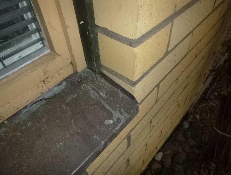 Puu/alumiini-ikkunan tekninen käyttöikä on noin 40 vuodesta koko rakennuksen ikään, huoltoväli (sisäpuolinen maalaus ja tiivistys) 5-15 vuotta.