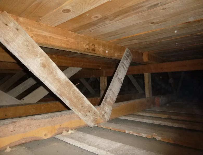Parvekkeen kohdalla räystäslaudoitusten tuuletusraot ovat niukkoja. Yläpohjan tuulettumisen pystyy parhaiten havainnoimaan kokonaisuudessaan yläpohjasta käsin.