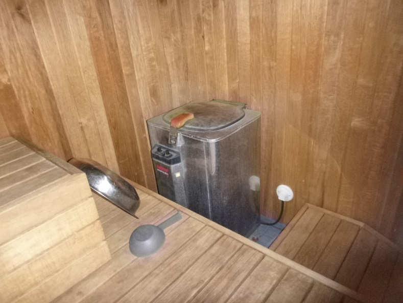 20 14.4. Sauna PÄÄSIALLISET PINTARA- KENTEET/PINNOITTEET Lattiassa on laatoitus. Kiukaan edustalla havaittiin muutamia ns. kopolaattoja. Laattojen saumat ovat ehjiä. Seinät ja katto ovat paneloituja.