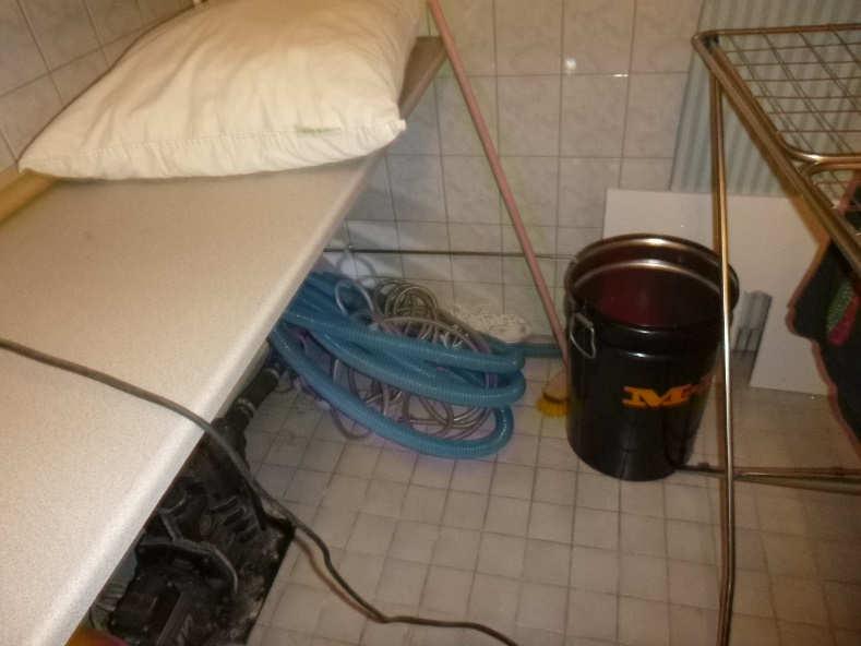 Tiloissa oli havaittavissa lievästi ummehtunutta hajua. VIRTAUSSUUNNAT Havaintojen perusteella yläkerran wc/kylpyhuoneen poistoilmakanavasta virtasi tarkastushetkellä ilmaa sisäänpäin.