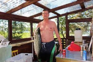 Arto ja Liisa tervetulokahvilla Markku Sandström 7 kg meritaimen Markku Sandström Äijät ruokalevolla Markku Sandström Saunottiin illalla ja uitiin.