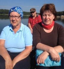 Naiset mustikassa Ilma 26 ºC, vesi 24 ºC Aamusta vietiin Arton kanssa Tuija ja Liisa mustikkaan ja itse haimme hiekkaa Lounatniemestä.