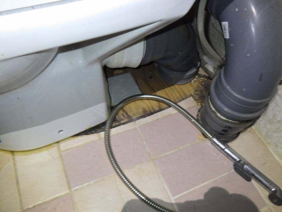 HAVAINNOT WC:n lattiassa havaittiin tummumaa.