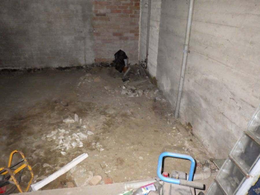 KELLARI Kellarin osalla havaittiin kosteutta paikoin lattiassa ja seinien alaosissa.