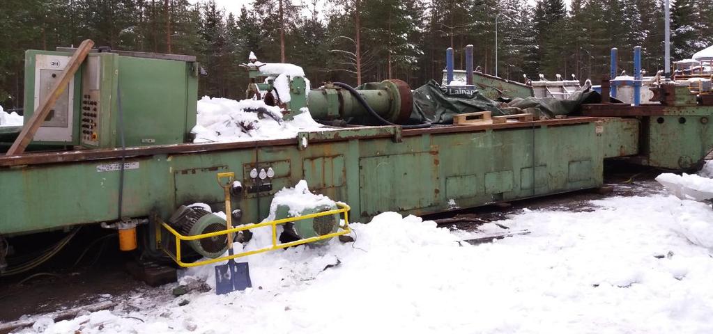 18 6 KYLMÄTAIVUTUSKONEEN TUTKIMUKSEN ESITYÖ Koneen päällä oli paksu pressu, joka oli suojannut suurinta osaa koneesta.