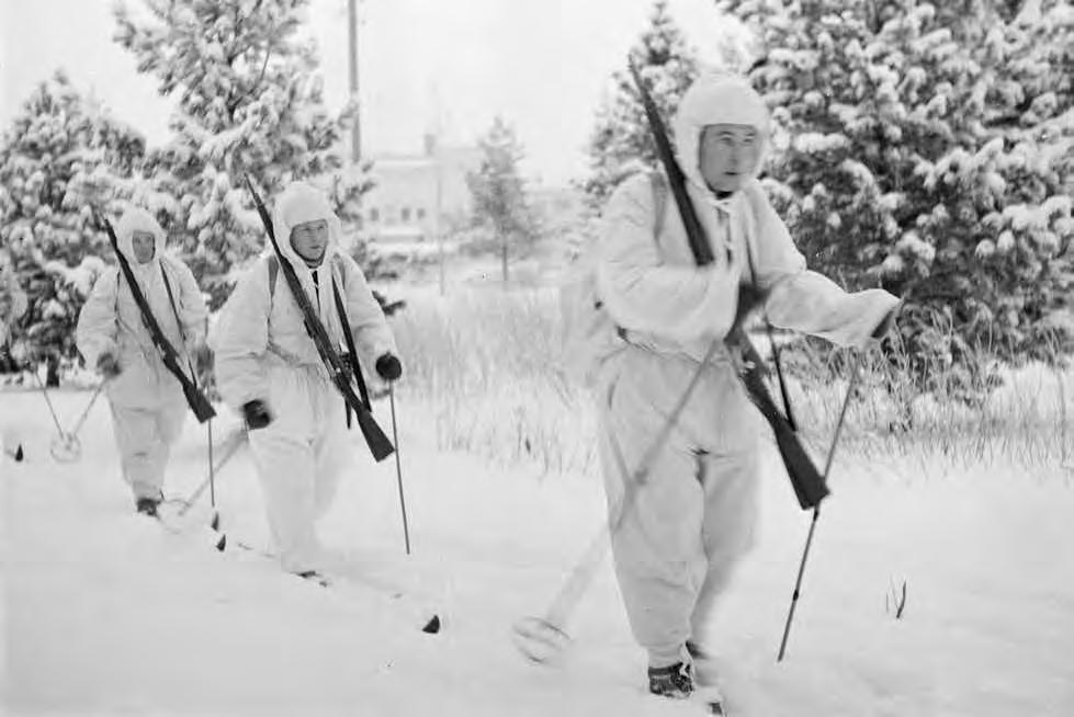 KAUKOPARTIOINTIA JA TIEDUSTELUA VIHOLLISEN SELUSTASSA Suomalainen tiedustelupartio Kemijärvellä tammikuussa 1940. Kuva SA-kuva.