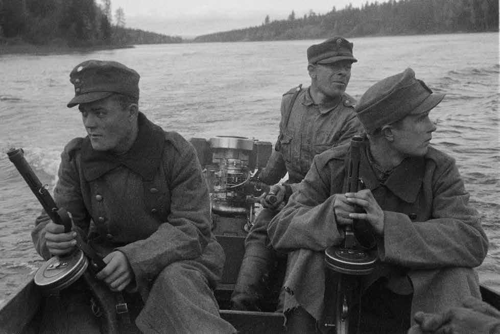 HANKITUN TIEDON VARASSA Tiedustelukoulutuksen saaneilla yhdyspartiolla tarkastettiin muun muassa vesiteitä kenttävartioiden välillä.