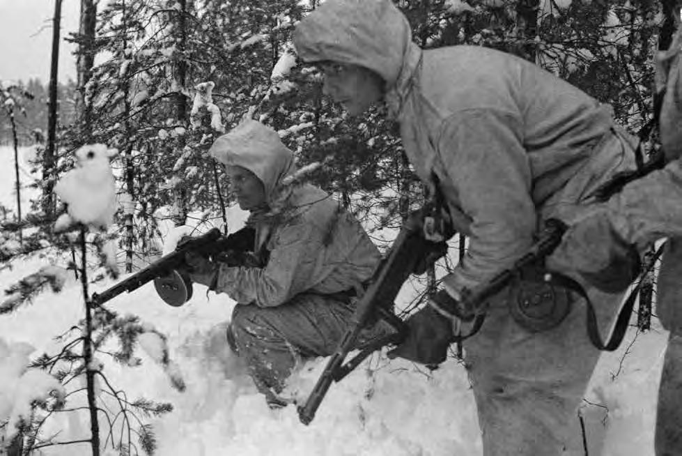 HANKITUN TIEDON VARASSA Tiedustelupartio etenee varovaisesti kohti vihollislinjoja joulukuussa 1942 Rukajärvellä. Kuva SA-kuva.