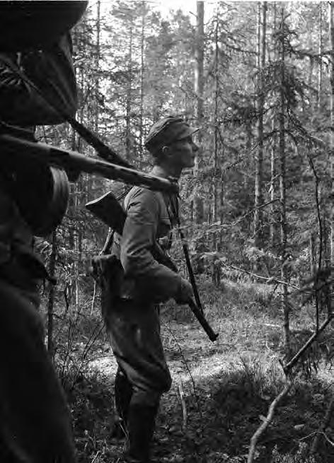 Kuvat SA-kuva. partioilla tai osastoilla. 78 Operatiivinen ja taktinen joukkojen tarve käytännössä luhisti yhtymien tiedustelujärjestelmän jatkosodan asemasotavaiheen aikana.