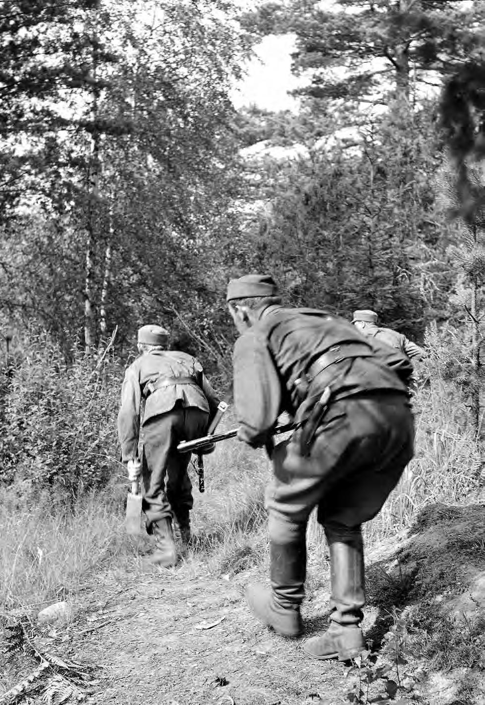 KAUKOPARTIOINTIA JA TIEDUSTELUA VIHOLLISEN SELUSTASSA Partio lähestyy