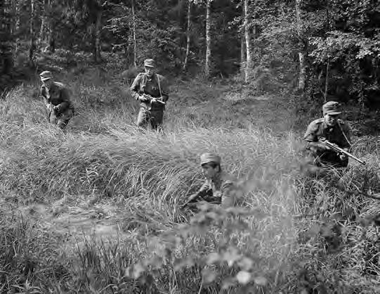 KAUKOPARTIOINTIA JA TIEDUSTELUA VIHOLLISEN SELUSTASSA Kaukopartioiden varusteet olivat tarkoituksenmukaisesti kevennettyjä ja aseet useimmiten konepistooleja.