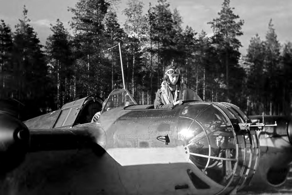 HANKITUN TIEDON VARASSA Pommituslentolaivue 6:n (PLeLv 6) SB-kone lähdössä lennolle Nummelan kentältä kesäkuussa 1944. Tehtävänä oli Suomenlahden merialueen tiedustelu, sukellusveneiden etsintä.