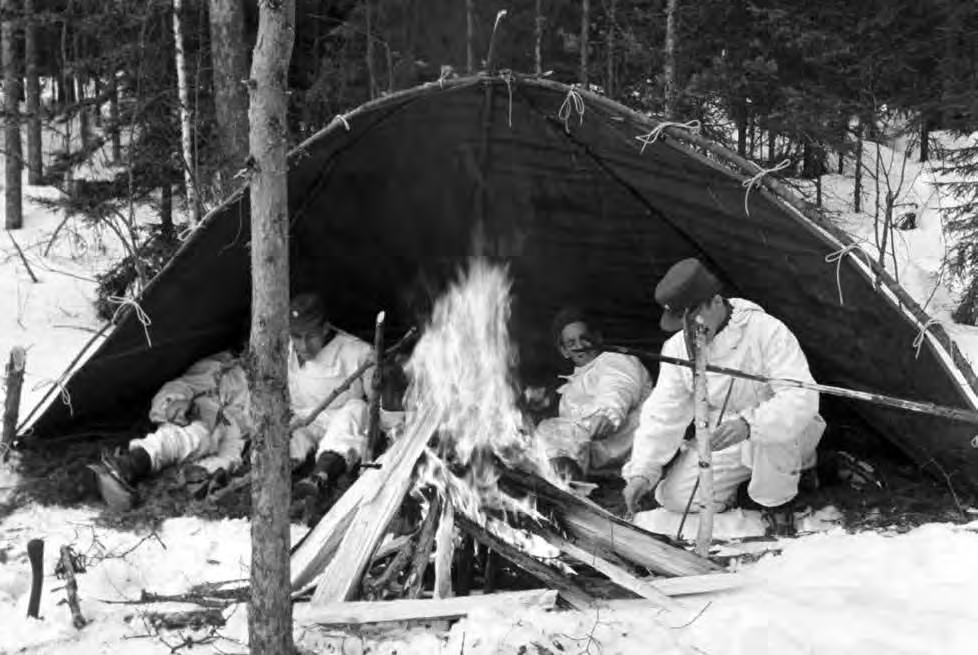 HANKITUN TIEDON VARASSA Nuotio ja laavu olivat tapa selviytyä arktisissa olosuhteissa Tiedusteluohjesäännön mukaisesti. Kuva Sotamuseo.