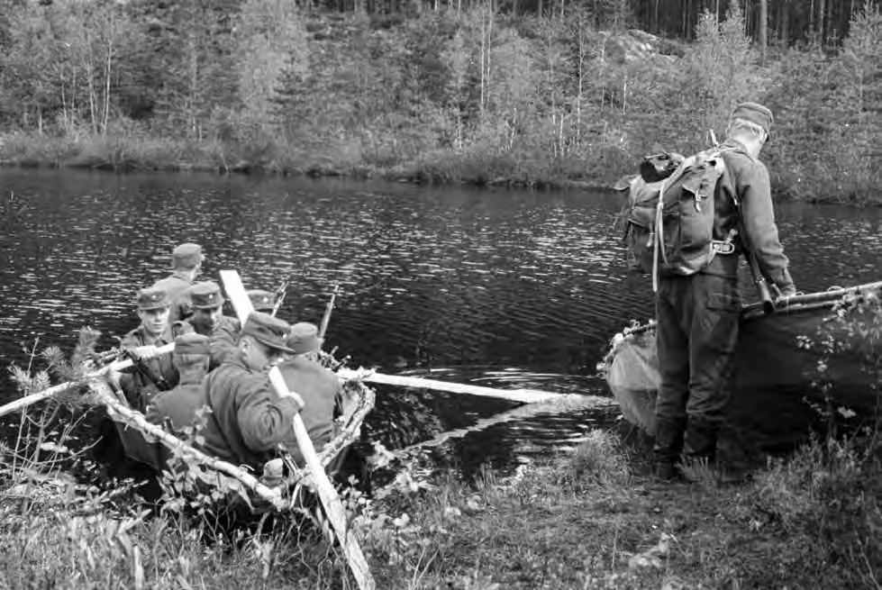 HANKITUN TIEDON VARASSA Tiedusteluohjesäännössä mainittu tiedustelupartion kantava sissikanootti rakennettiin teltta- tai pressukankaasta sekä puukehikosta.
