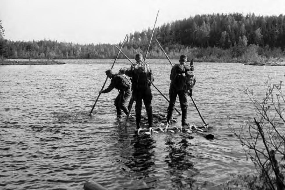 YLEIS- JA ASELAJITIEDUSTELUSTA YHTYMIEN TIEDUSTELUTOIMINTAAN Tiedustelupartio menee tilapäislautalla ylitse vaikka suuremmankin vesistön. Kuva Sotamuseo.