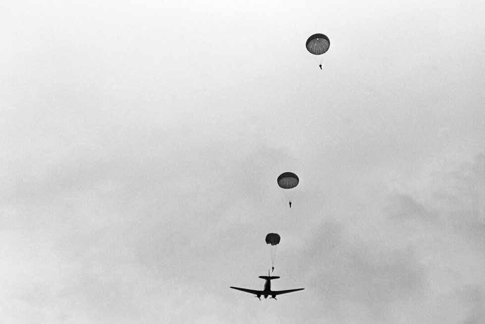 YLEIS- JA ASELAJITIEDUSTELUSTA YHTYMIEN TIEDUSTELUTOIMINTAAN Laskuvarjopudotus DC 3:sta. Kuva Sotamuseo.