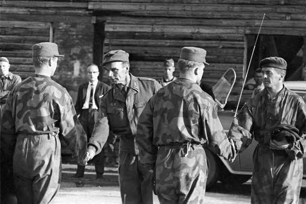 YLEIS- JA ASELAJITIEDUSTELUSTA YHTYMIEN TIEDUSTELUTOIMINTAAN Kenraaliluutnantti Jorma Järventaus ja majuri Kaj Hagelberg onnittelevat hyppysiivet saaneita kurssin oppilaita onnistuneesta