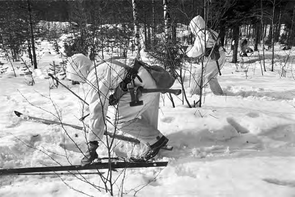 HANKITUN TIEDON VARASSA Valmistautuminen tiedustelupartiontiin suksilla. Kuva Sotamuseo.
