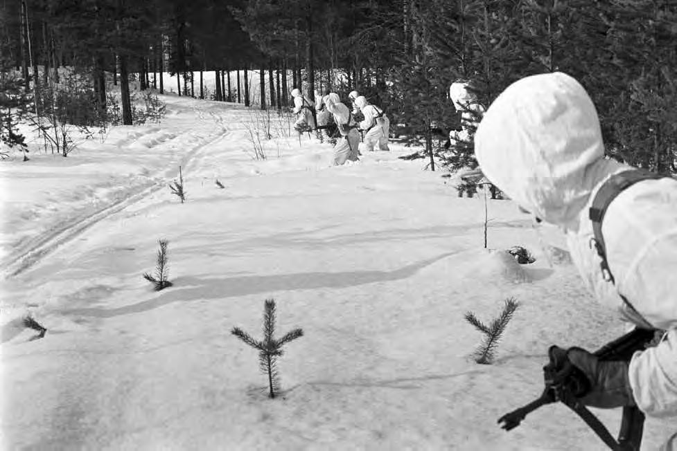 OPERATIIVIS-TAKTINEN TIEDUSTELUTOIMINTA ALUEELLISESSA TAISTELUSSA Rajakoulun tiedustelupartio ylittää tien Immolan harjoitusmaastossa. Kuva Sotamuseo.