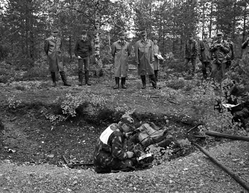 HANKITUN TIEDON VARASSA Ensimmäinen tiedustelu-upseerien kurssi näyttää aiheuttaneen Taistelukoulun opettajakunnassa uusia ajatuksia sekä pohdintoja operatiivis-taktisen tiedustelun ja etenkin sen