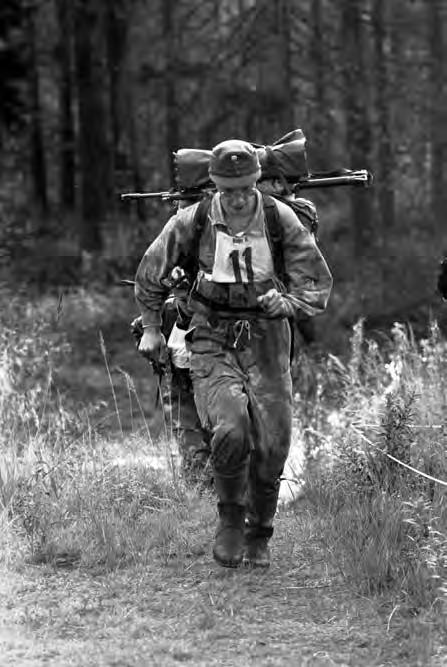 OPERATIIVIS-TAKTINEN TIEDUSTELUTOIMINTA ALUEELLISESSA TAISTELUSSA Erilaiset taitokilpailut olivat tärkeä osa tiedustelukoulutusta niin puolustusvoimissa kuin rajavartiolaitoksessa.