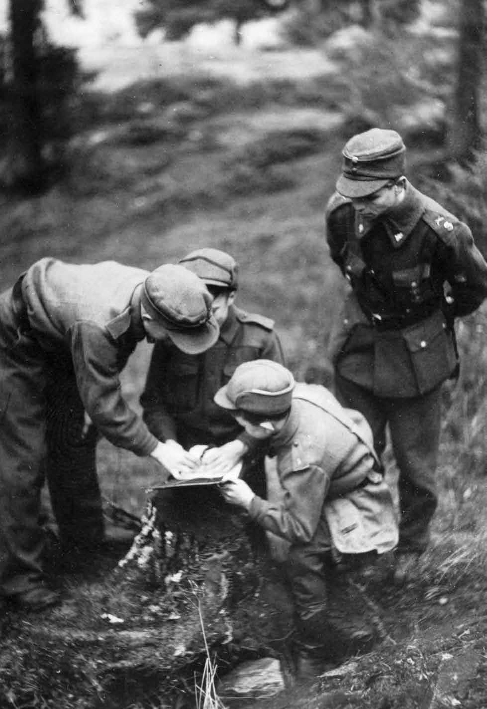 HANKITUN TIEDON VARASSA Tiedustelutoimintaa koulutettiin niin sotaväessä kuin suojeluskunnissa.