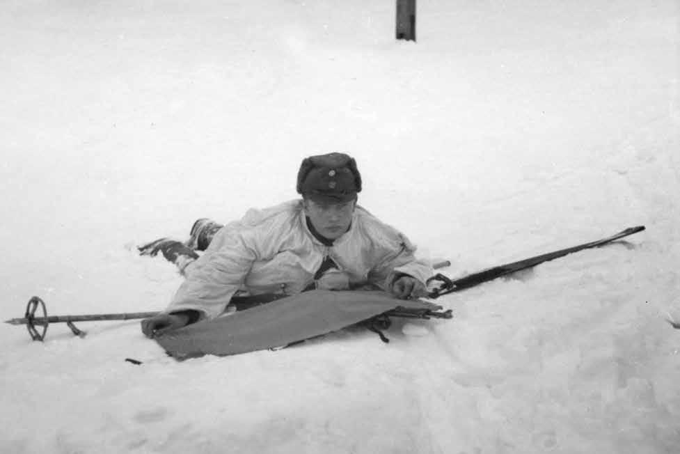 HANKITUN TIEDON VARASSA Talvisotaharjoituksen mukainen valmistautuminen tiedusteluun ja hyökkäykseen suksilla Laatokan Karjalassa vuonna 1937. Kuva Sotamuseo.