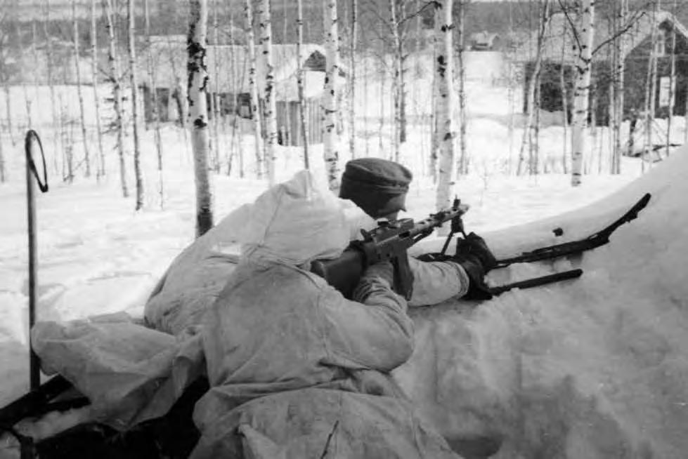 KAUKO-, LÄHI- JA TAISTELUTIEDUSTELUA Tiedustelupartion toimintaa talvisotaharjoituksessa Laatokan Karjalassa vuonna 1937. Kuva Sotamuseo. aloitteita toisilleen etenkin sotahistorian tutkimiseksi.