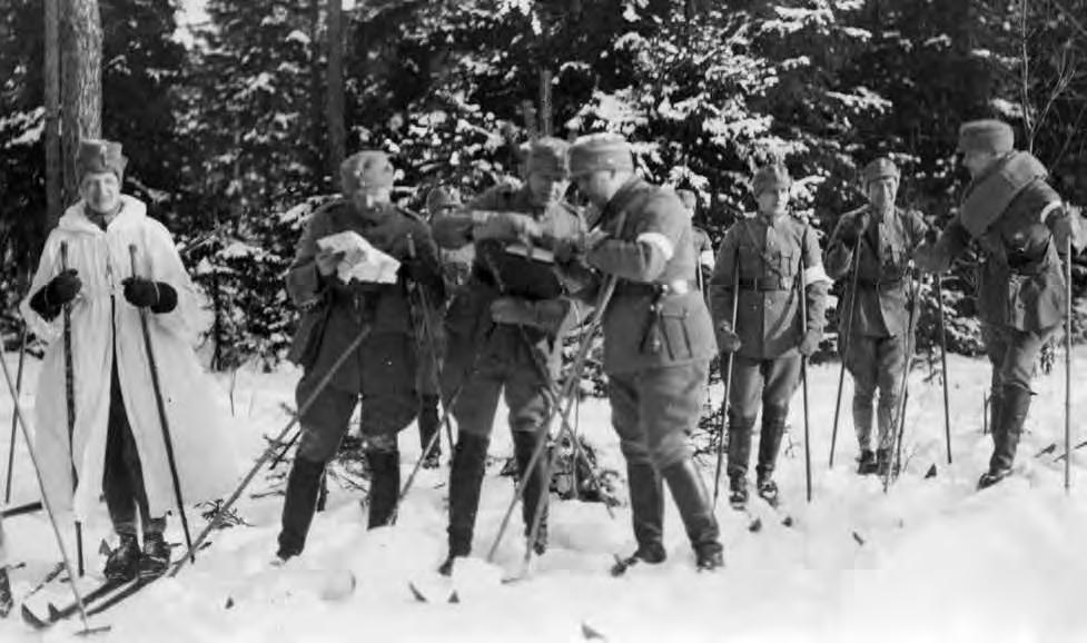 KAUKO-, LÄHI- JA TAISTELUTIEDUSTELUA Suojeluskuntien 1930-luvulla järjestämä monipuolinen urheilutoiminta koulutti ja harjaannutti sotilaita muun muassa tiedustelutoiminnan vaatimusten mukaisiin