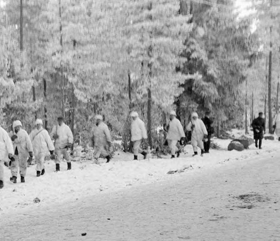 KAUKOPARTIOINTIA JA TIEDUSTELUA VIHOLLISEN SELUSTASSA Tiedustelupartio saapuu ei kenenkään maalta etulinjoille Summassa joulukuussa 1939. Kuva SA-kuva.