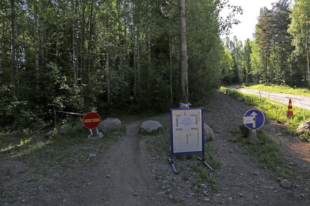 Ympäristövaikutusten arviointiselostus 19 Kuva 4-3. Hankealueen puustoa on poistettu ja varastokenttää rakennettu hankealueen länsiosaan. Kallio nousee, paikoin avokalliona, kohti Tuusulan rajaa.