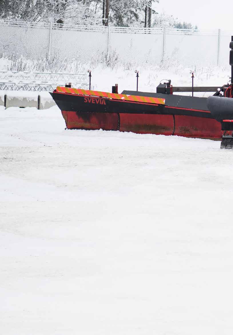 Kokonaisleveys - jopa 8,5 metriä Paljon suolausta Nykyisin hän johtaa Blåsbo Transportia ja neljää työntekijää. Yritys on äskettäin sopinut monivuotisen sopimuksen Svevian kanssa teiden talvihoidosta.