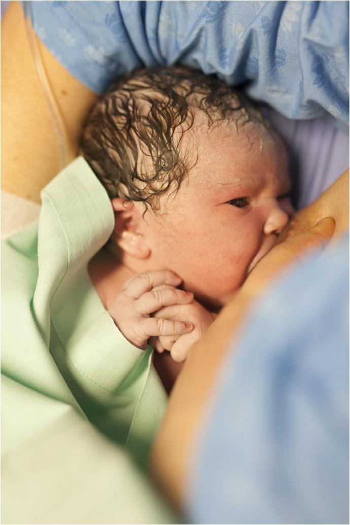 Vauva syntyy Hyvävointinen vauva pääsee heti synnyttyään ihokontaktiin. Kätilö arvioi vauvan vointia, ottaa napanuorasta verinäytteitä ja antaa vauvalle k- vitamiini-pistoksen.