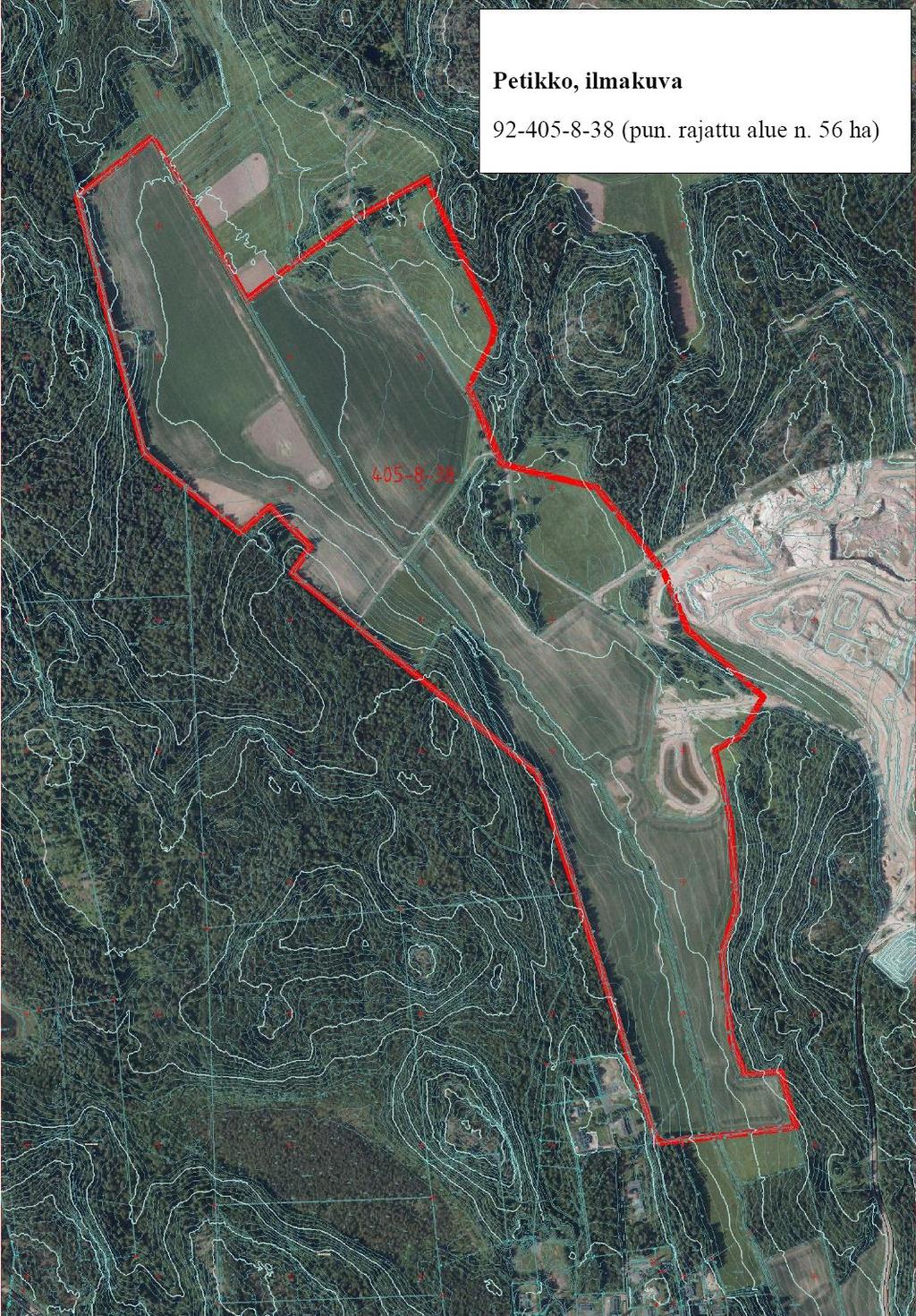 Kuva 2. Petikon aluerajaus Maaperä on savipohjainen ja tällä hetkellä se on pääosin viljeltynä peltona. Maaston muodot suunnitellulla alueella ovat loivat ja avoimet.