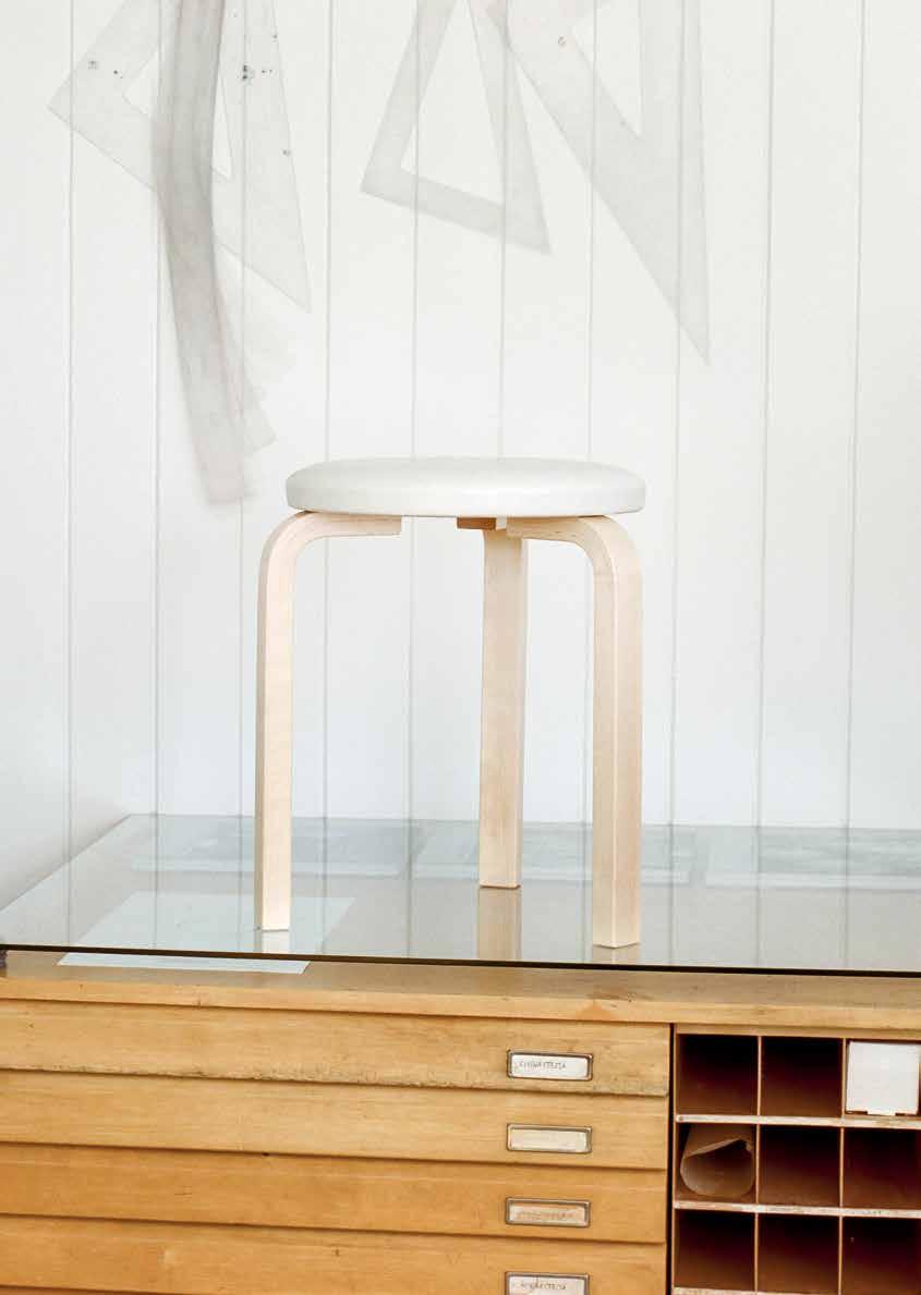Standardit ja systeemit Alvar Aallon L-jalka taipuu moneen Artekin huonekaluissa. Vuonna 1929 Alvar Aalto ryhtyi suunnittelemaan standardoituja kalusteita tuotantoa varten.