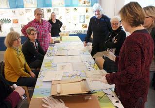 Tyyne-Kerttu Virkin kokoelmista syntyi vuonna 2015 Suomen käsityön museolle kotoisa näyttely, johon luotsit ompelivat vanhojen ohjeiden mukaan sohvatyynyt.