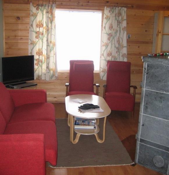Loma-asunnossa on olohuone, keittiö, kolme makuuhuonetta, parvi ja saunaosasto sekä