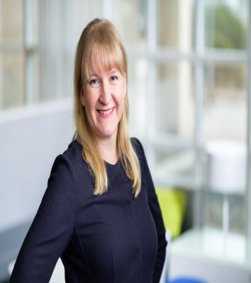 A-Katsastus Oy:n henkilöstöjohtaja Elina Koivun esittely Hei kaikille! Tässä aluksi muutama Q&A minusta. Olen peruskoulutukseltani lakimies.